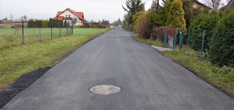 Nowy asfalt na ul. Długiej w Puńcowie, fot. T. Lenkiewicz