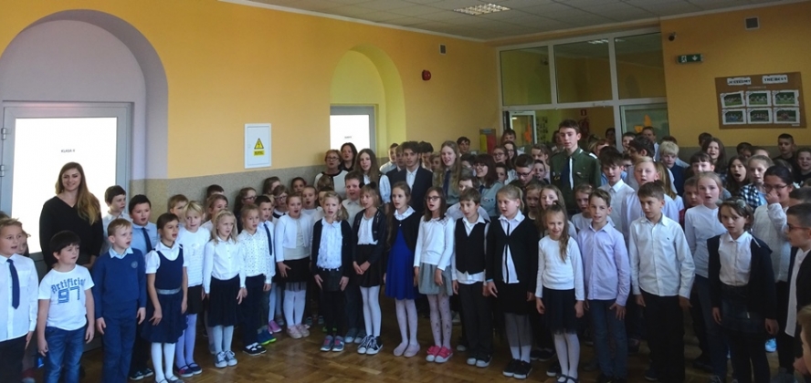 Śpiewanie hymnu w Dzięgielowie, fot. SP Dzięgielów