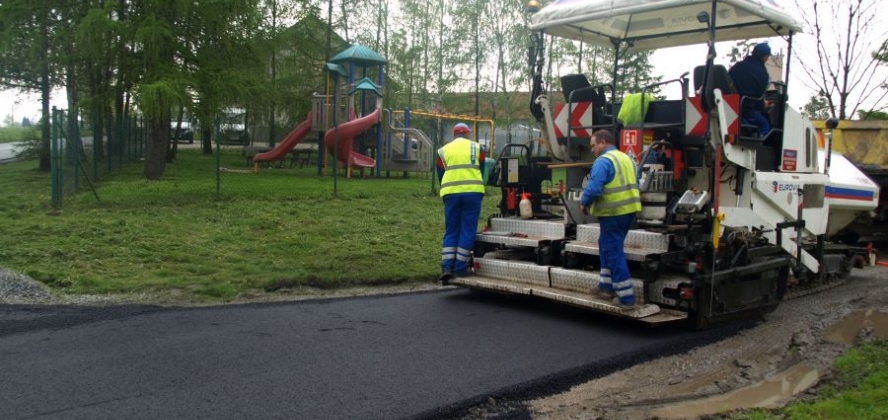 Podczas prac związanych z układaniem warstwy wiążącej - ul. Spokojna