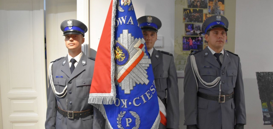 Poczet sztandarowy cieszyńskiej komendy policji