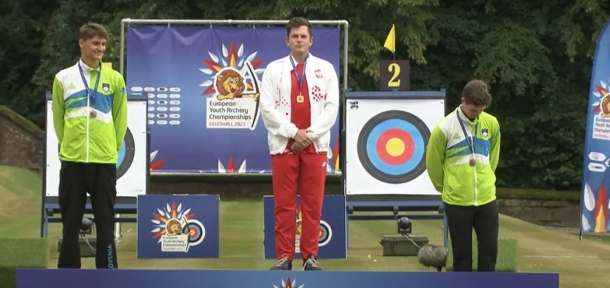 Przemysław Konecki na podium. Foto: archeryeurope