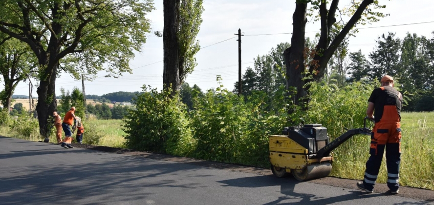 Utwardzanie pobocza na ul. Lipowej w Dzięgielowie, fot. T. Lenkiewicz