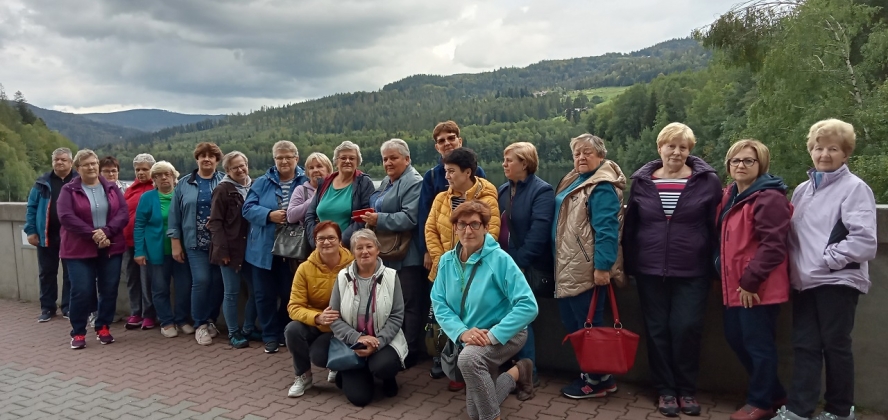 Seniorzy nad zaporą w Wiśle Czarnem