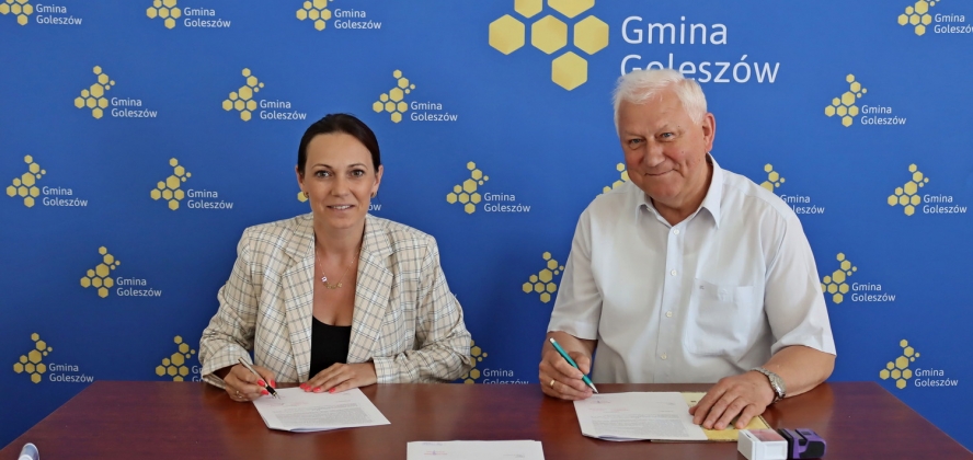 Wójt Sylwia Cieślar podpisuje umowę z przedstawicielem wykonawcy robót