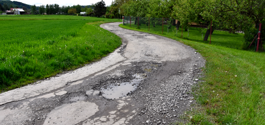 Ulica Orzechowa w Goleszowie Równi przed remontem.