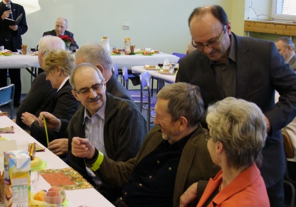 Sołtys Zbigniew Krzemień rozdaje seniorom odblaskowe opaski