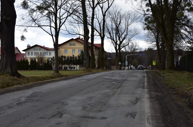 W pobliżu dzięgielowskiej szkoły m.in. wykonana zostanie nowa nawierzchnia drogi oraz powstanie chodnik, fot. Tomasz Lenkiewicz