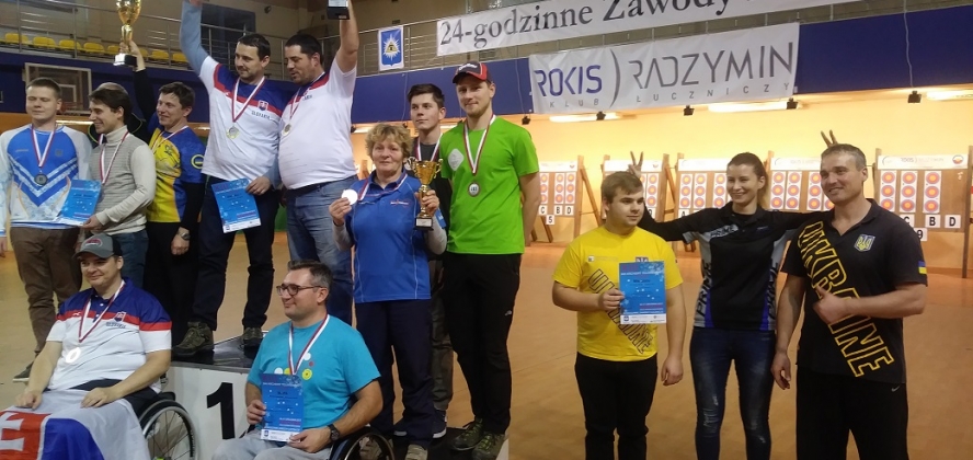 Drużyna na podium (na trzecim stopniu nasi łucznicy)