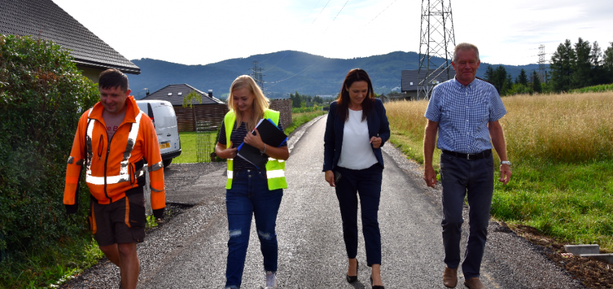 W odbiorze technicznym ul. Orzechowej w Goleszowie Równi uczestniczyła Wójt Gminy Goleszów - Sylwia Cieślar oraz Przewodniczący Rady Gminy Goleszów - Karol Lipowczan.