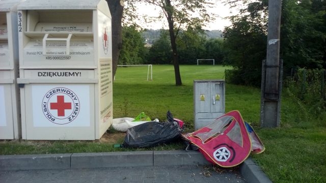 Śmieci wyrzucone obok pojemnika na odzież