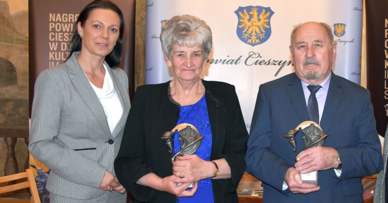 Teresa Waszut (w środku) w towarzystwie wójta Sylwii Cieślar i Pawła Stanieczka, podczas ceremonii wręczania nagród Powiatu Cieszyńskiego