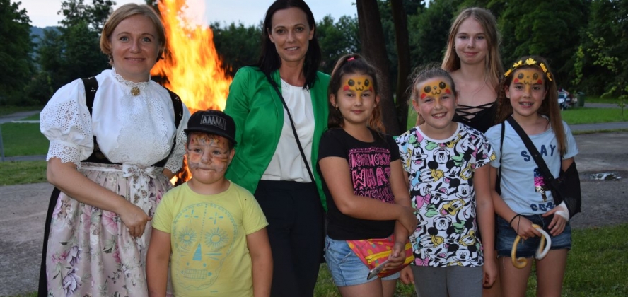 Wójt Sylwia Cieślar, Małgorzata Szteler-Furmaniuk oraz młodzi uczestnicy