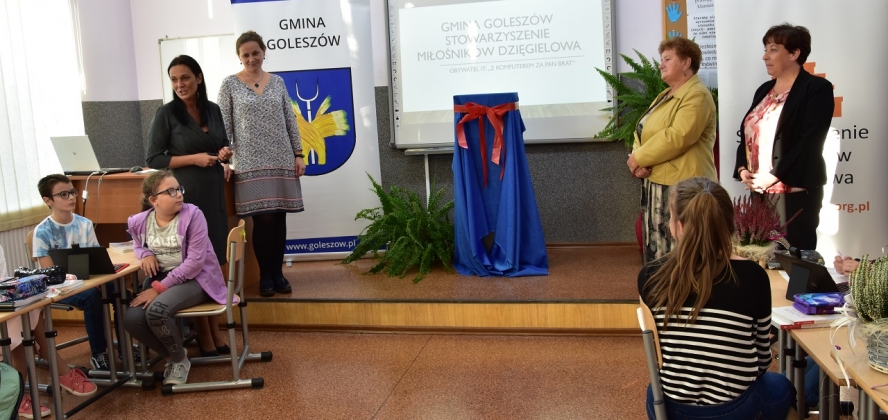 Lekcja informatyki - Wójt Sylwia Cieślar, Anna Fiedor (informatyk), Bogusława Skark (skarbnik SMD), Katarzyna Bogdał(Dyrektor SP Dzięgielów)