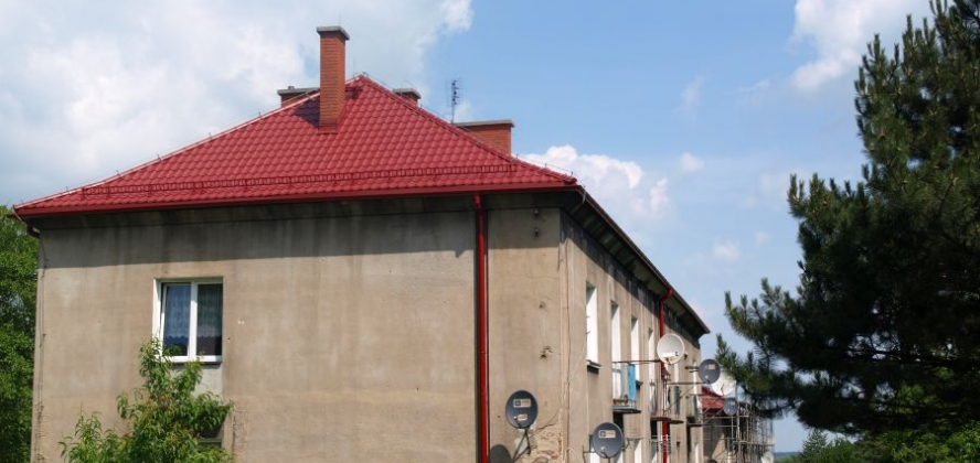 Pierwszy blok z wyremontowanym dachem, fot. Tomasz Lenkiewicz